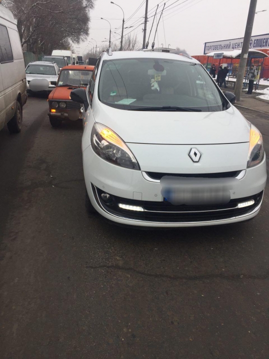 ДТП на Хотинській, рух ускладнений