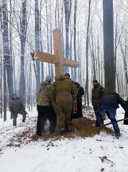 На Буковині у Чорнівському лісі встановили пам’ятний хрест розстріляним оркестрантам УПА