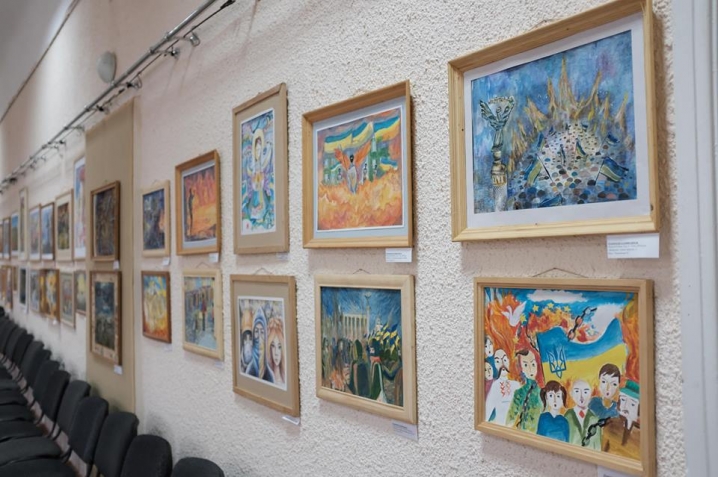 У Чернівцях юні художники презентували виставку, присвячену 5-річчю Революції Гідності