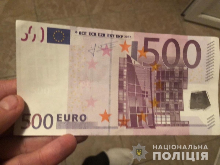 Молодик у Чернівцях збував фальшиву валюту