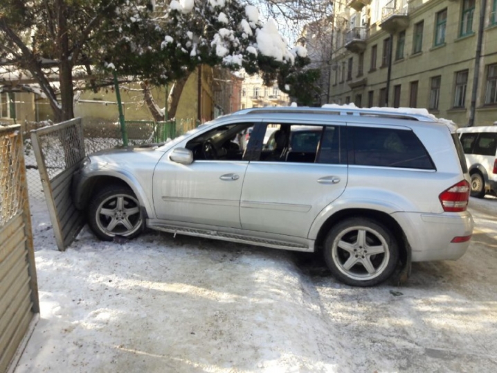 У Чернівцях п'яний водій в'їхав у огорожу будинку