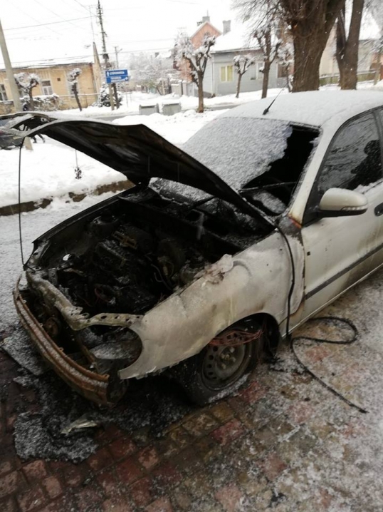 У Чернівцях невідомі підпалили автомобіль іноземця