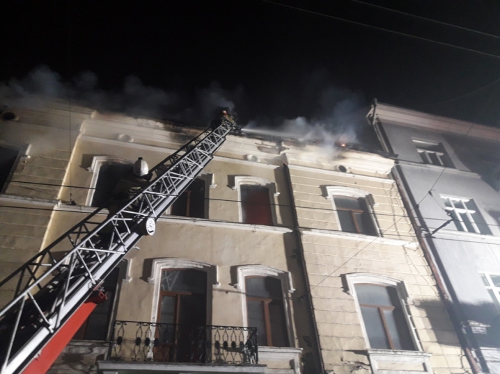 Рятувальники повідомили про ліквідацію масштабної пожежі на вулиці Івана Франка