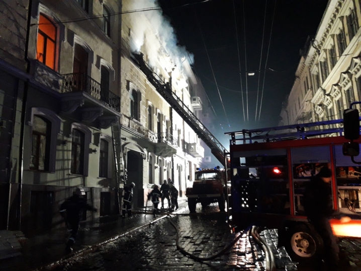 Рятувальники повідомили про ліквідацію масштабної пожежі на вулиці Івана Франка