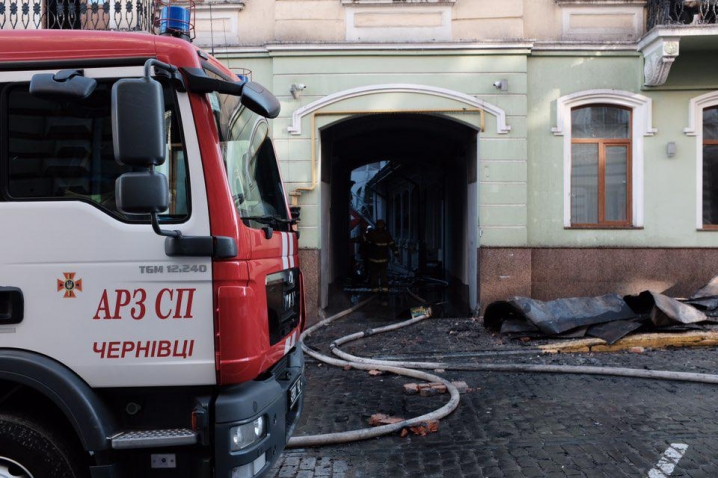 Згоріло горище та перекриття – рятувальники продовжують роботу у будинку на вулиці Івана Франка