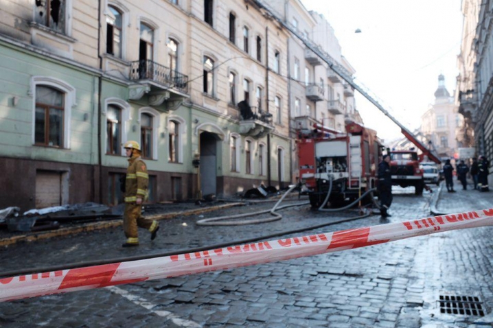 Згоріло горище та перекриття – рятувальники продовжують роботу у будинку на вулиці Івана Франка