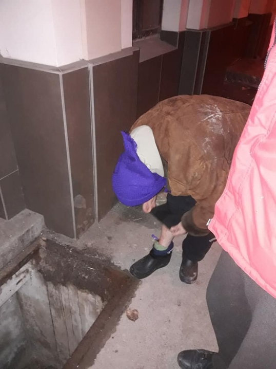 У Чернівцях на вулиці Шептицького літня жінка впала у глибоку яму, бо невідомі вкрали люк