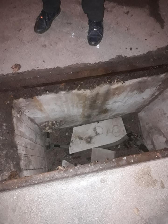 У Чернівцях на вулиці Шептицького літня жінка впала у глибоку яму, бо невідомі вкрали люк