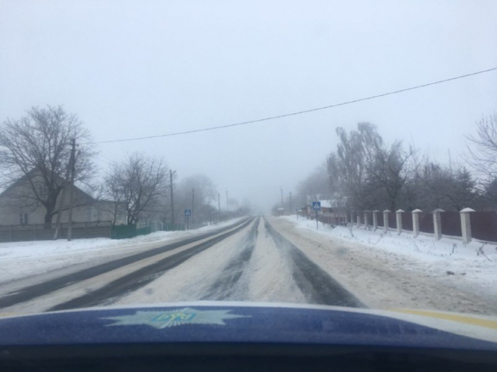 Налипання мокрого снігу та ожеледиця – водіїв попереджають про ситуацію на дорогах Буковини
