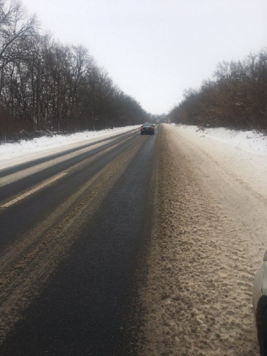 Налипання мокрого снігу та ожеледиця – водіїв попереджають про ситуацію на дорогах Буковини