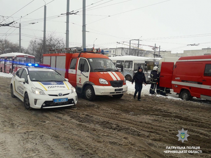 Зіткнулися маршрутка і тролейбус, троє людей постраждали: у Чернівцях пройшли масштабні навчання