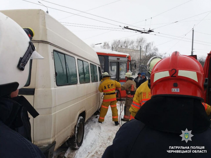 Зіткнулися маршрутка і тролейбус, троє людей постраждали: у Чернівцях пройшли масштабні навчання