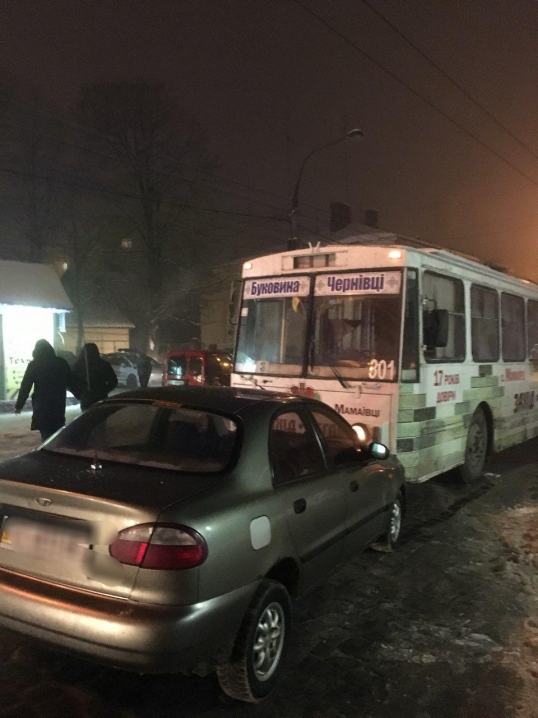 У Чернівцях тролейбус, який зірвався із ручних гальм, протаранив чотири автомобілі