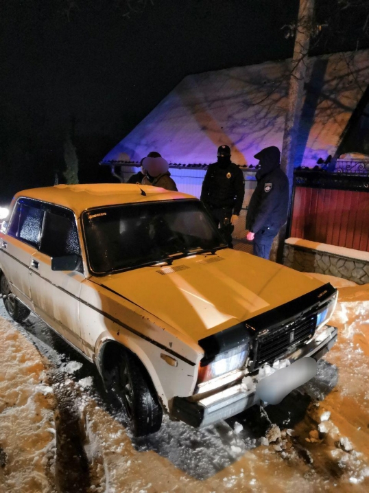У чернівчанина з-під будинку викрали авто