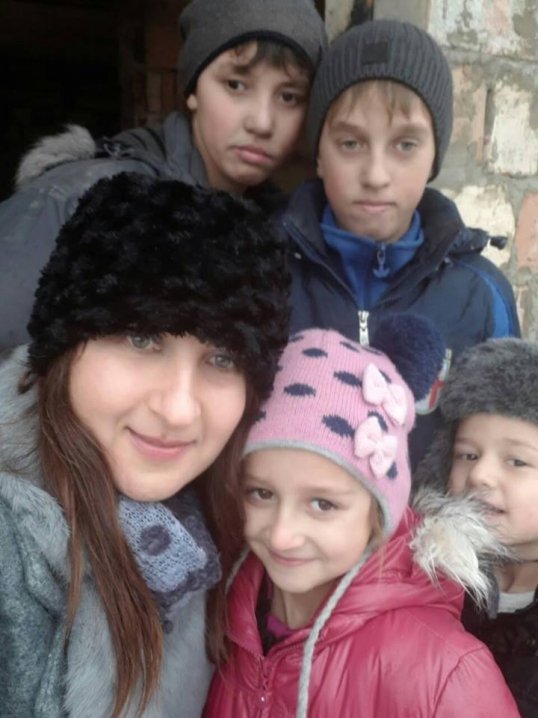 На Новоселиччині благодійники допомогли багатодітній родині, у якої згоріло житло
