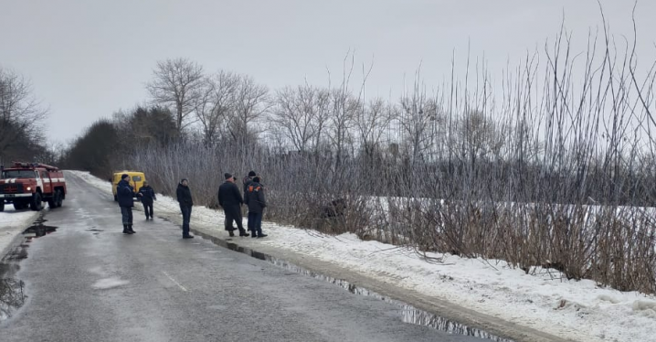 ДТП у Заставні: водій не впорався з керуванням і злетів у кювет