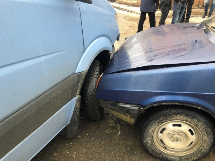На Сторожинецькій зіткнулися легкове авто та мікроавтобус