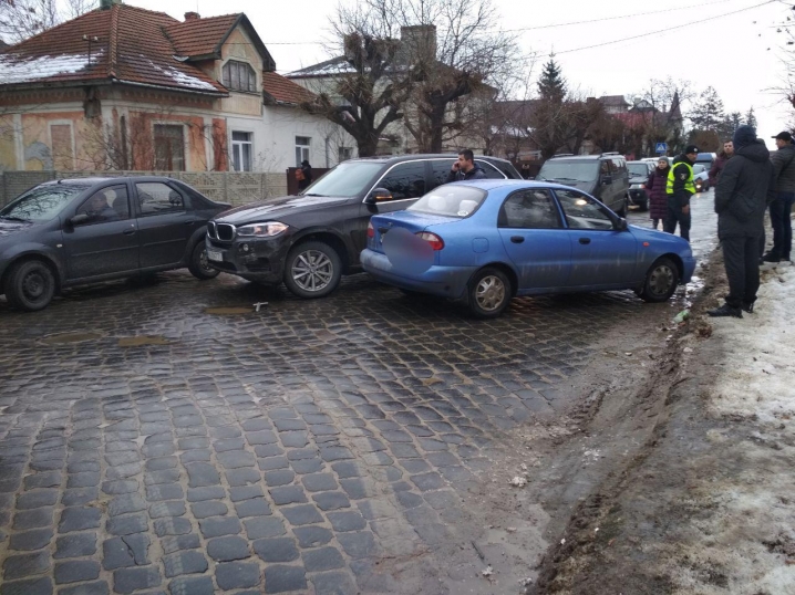 На вулиці Щербанюка трапилася ДТП, рух вулицею ускладнено