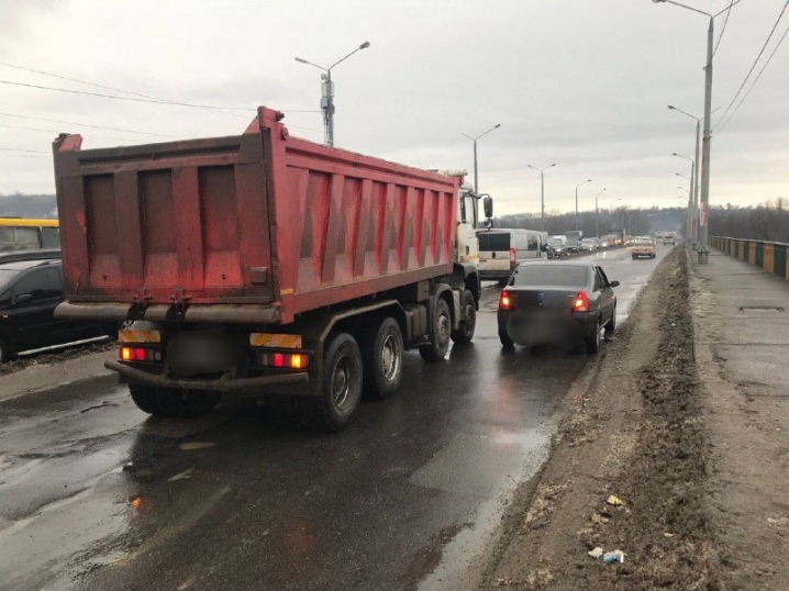 На вулиці Калинівській зіткнулися вантажівка та легковик