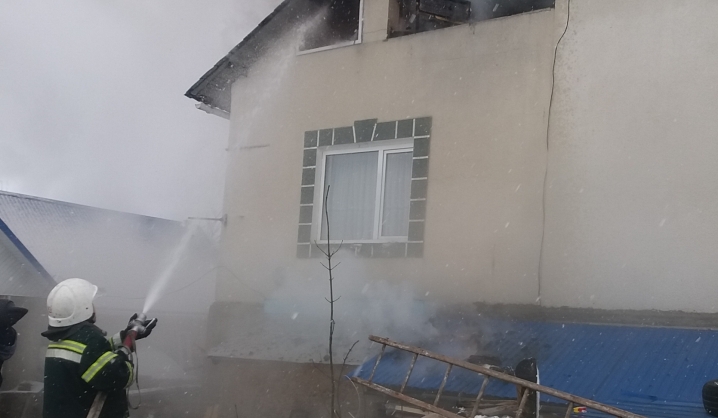 Намагалися почистити димар: на Буковині сталася пожежа у житловому будинку