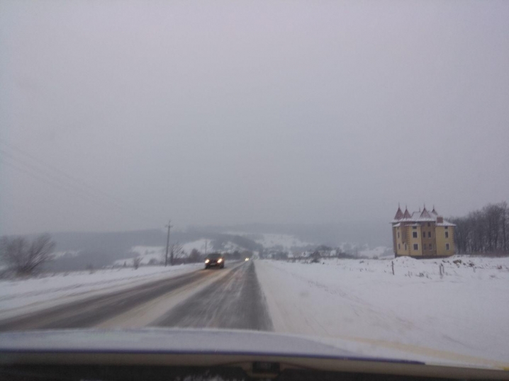 На дорогах Буковини – сніг та ожеледиця
