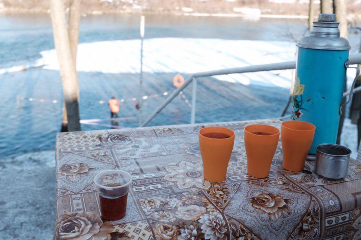 Пірнали та запивали чаєм – як чернівчани на Водохреща купалися у Пруті