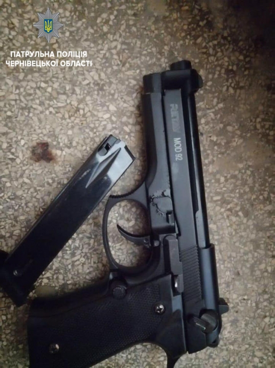 Посеред центру Чернівців патрульні знайшли у чоловіка пістолет та ножі
