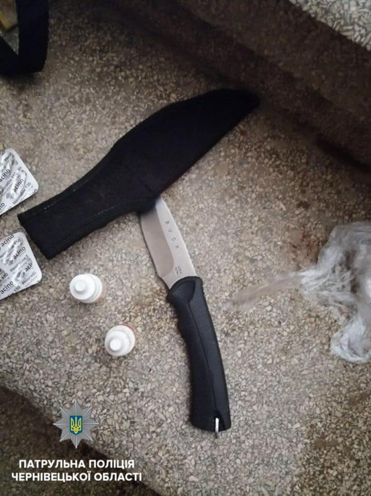 Посеред центру Чернівців патрульні знайшли у чоловіка пістолет та ножі