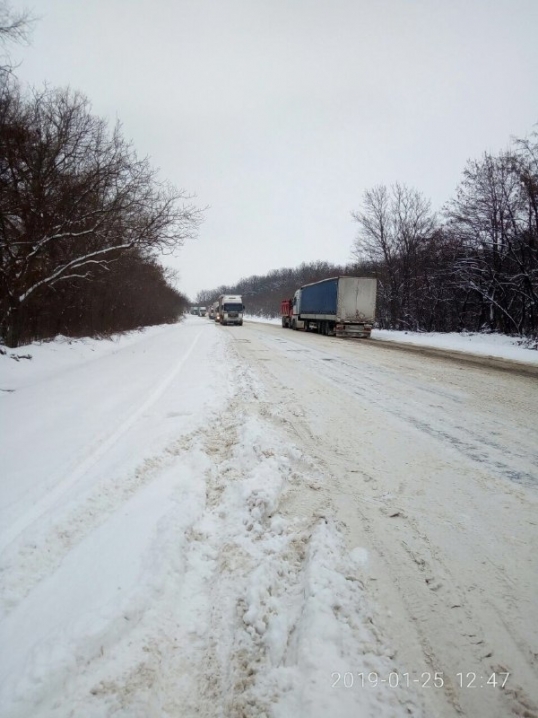 Негода в області: на Новоселиччині скупчення вантажівок