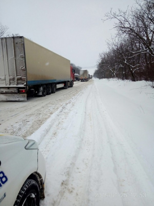 Негода в області: на Новоселиччині скупчення вантажівок