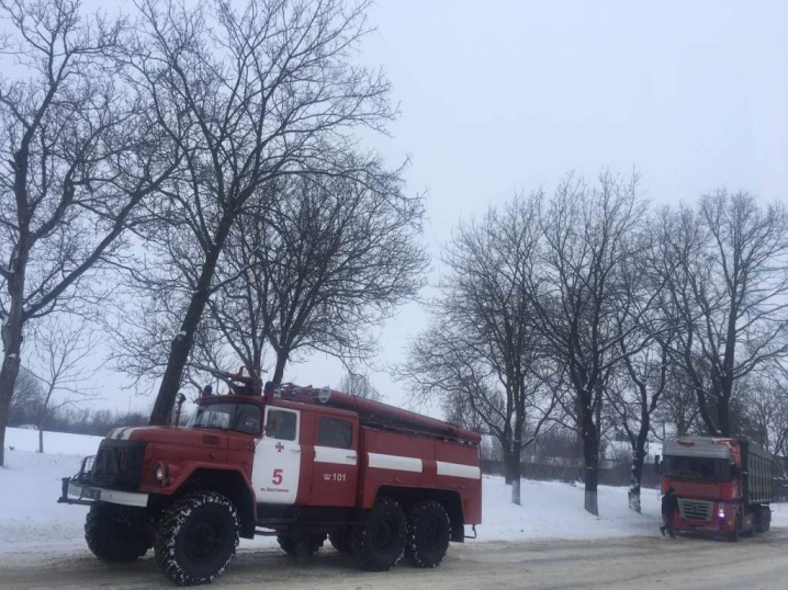 Поблизу Цецино рятувальники відбуксували два легковики