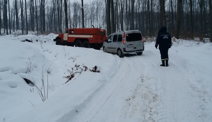 Поблизу Цецино рятувальники відбуксували два легковики