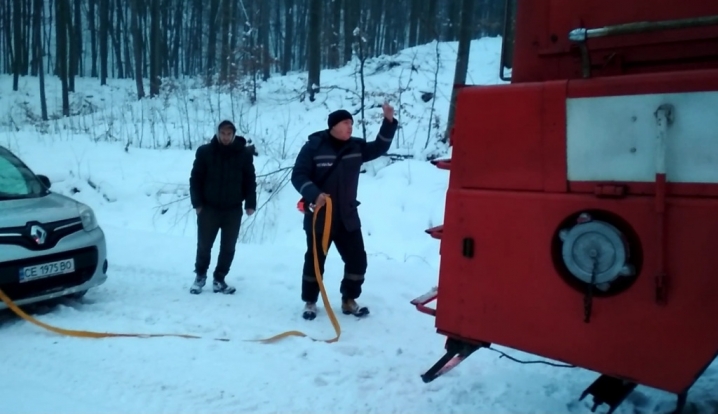 Поблизу Цецино рятувальники відбуксували два легковики