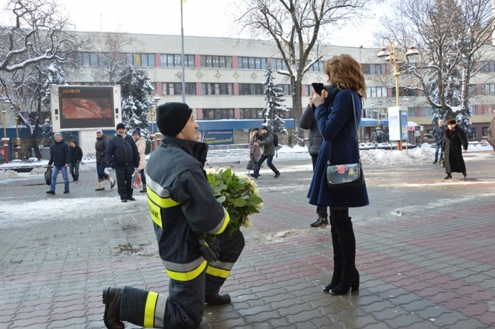 Рятувальник зробив пропозицію коханій у її день народження