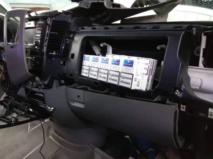 У трусах – амфетамін, а в бардачку – валюта на 600 тисяч гривень: на Порубному пес винюхав порушника