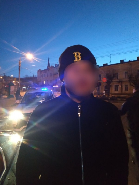 Замінив свою сечу на чужу: у Чернівцях водій «під кайфом» хотів обдурити патрульних