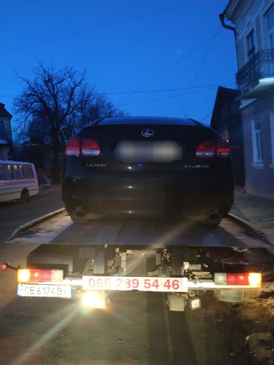 Замінив свою сечу на чужу: у Чернівцях водій «під кайфом» хотів обдурити патрульних