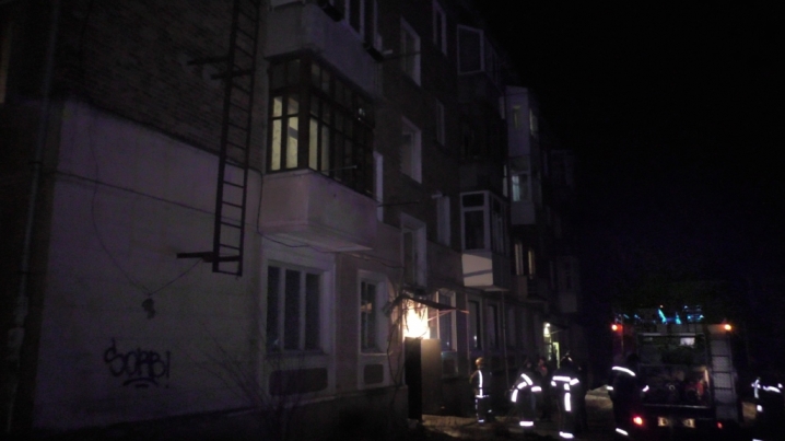 У Чернівцях пожежники врятували безхатченка з охопленого вогнем будинку