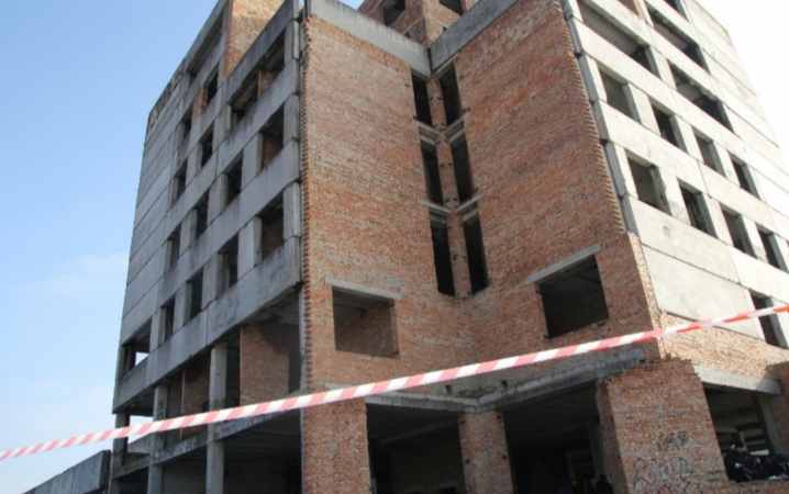 Із недобудованої семиповерхівки у Сторожинці впали двоє 17-річних хлопців