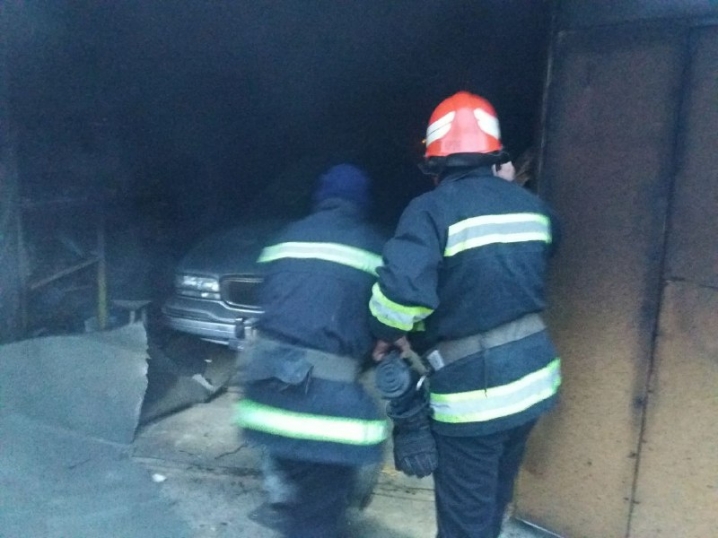 Ще два гаражі за добу спалахнули у Чернівцях