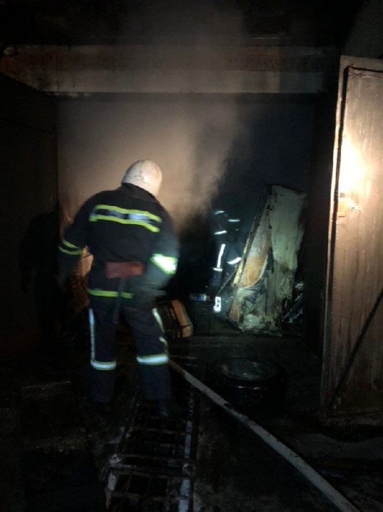 Ще два гаражі за добу спалахнули у Чернівцях