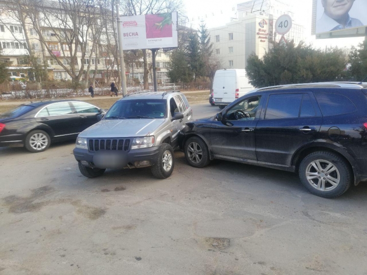 У Чернівцях на Комарова зіткнулися два позашляховики 