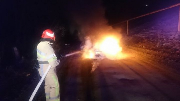 Уночі на Кіцманщині згоріли «Жигулі»