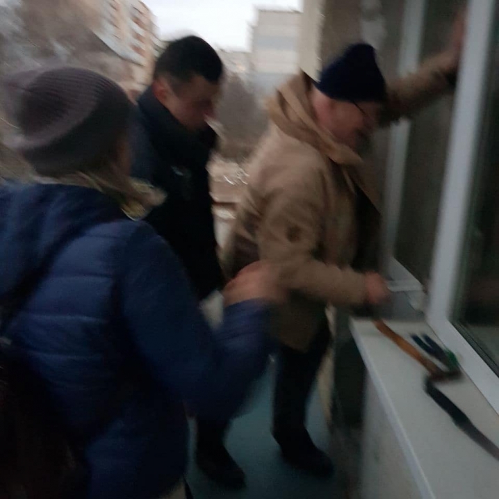 Залізли до квартири через балкон: у Чернівцях патрульні врятували безпорадну жінку