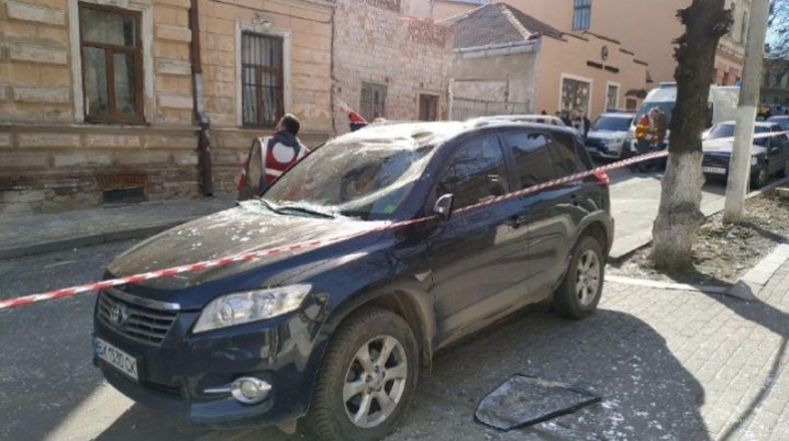 Двох осіб шпиталізували: поліція розповіла подробиці вибуху у центрі Чернівців