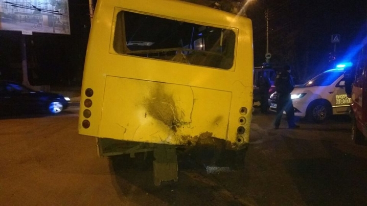Водія позашляховика, який протаранив маршрутку у Чернівцях, із понівеченого авто витягали рятувальники
