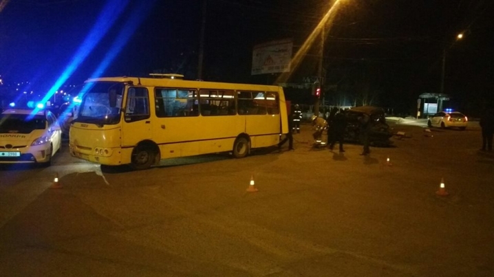 Водія позашляховика, який протаранив маршрутку у Чернівцях, із понівеченого авто витягали рятувальники