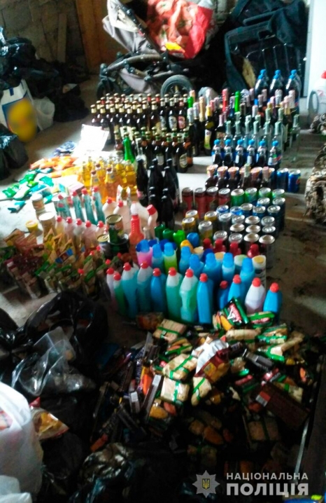 На Буковині поліцейські розшукали двох молодиків, які обікрали продуктову крамницю