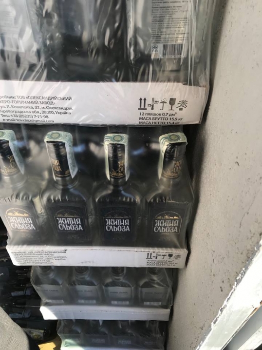 Виготовляли у гаражі, продавали через «WhatsApp»: на Буковині викрили цех із підпільного виробництва алкоголю
