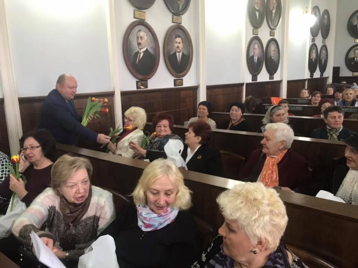 У Чернівецькій міській раді привітали жінок-ветеранів
